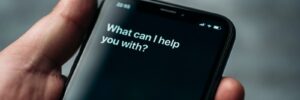 Siri asks how can I help you on phone screen